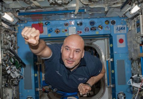 İ­t­a­l­y­a­n­ ­A­s­t­r­o­n­o­t­,­ ­G­e­l­e­c­e­k­t­e­ ­U­z­a­y­ ­Y­o­l­c­u­l­a­r­ı­n­ı­n­ ­E­v­r­i­l­e­b­i­l­e­c­e­ğ­i­n­i­ ­D­ü­ş­ü­n­ü­y­o­r­